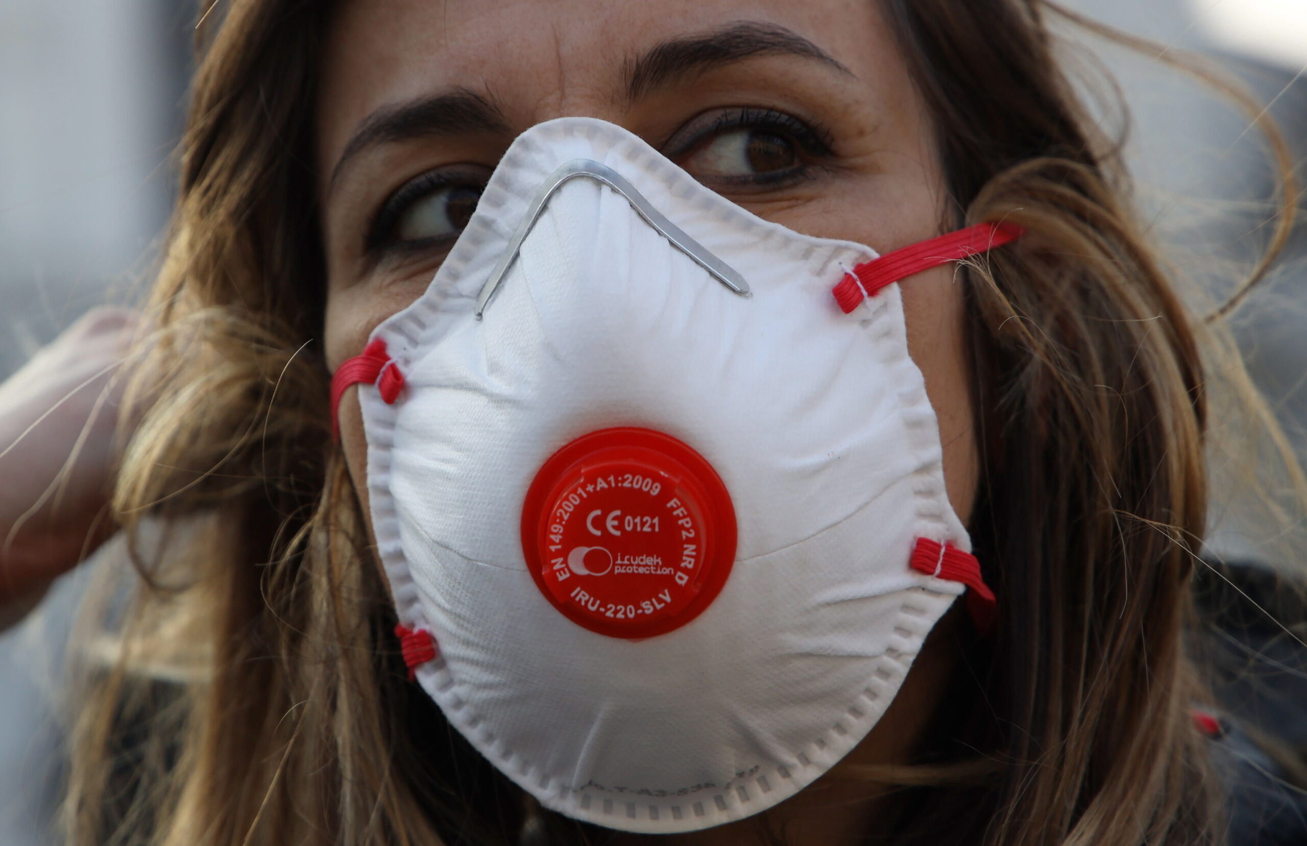 Brescia (Italy), 24/02/2020.- A woman wearing a protective mask walks in Brescia, Italy, 24 February 2020. Italian authorities announced on the day that there are over 200 confirmed cases of COVID-19 disease in the country, with at least six deaths. Precautionary measures and ordinances to tackle the spreading of the deadly virus included the closure of schools, gyms, museums and cinemas in the affected areas in northern Italy. (Cine, Italia) EFE/EPA/SIMONE VENEZIA